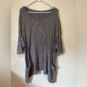 Women’s shirt with a a tiered bottom.  Size 4X